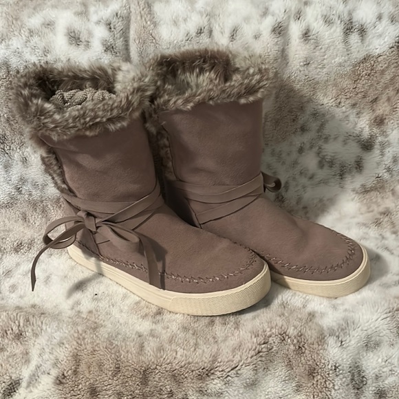 TOMS suede boots with rubber soles size 7 - Picture 1 of 6